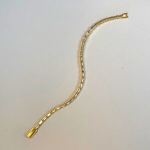 Brand new bracelet gold plated it’s very dainty and pretty at the same time!